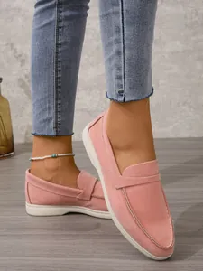 Nahaufnahme von rosa Wildleder-Loafers für Damen mit bequemer flacher weißer Gummisohle