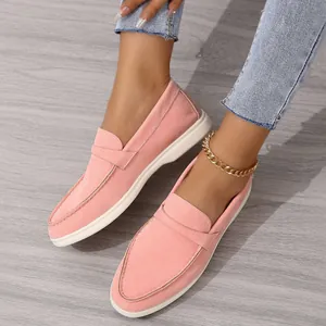 Detailansicht der rosafarbenen Wildleder-Loafer für Damen mit flacher weißer Sohle.