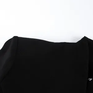 Gros plan sur l'épaule d'un blazer noir à col en V avec étiquette de taille S.