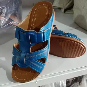 Vue détaillée de sandales bleues pour femmes avec velcro et motifs de points de croix.