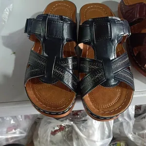 Sandales à talons compensés noirs avec perforations laser et brides à scratch.