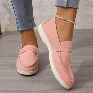 Nahaufnahme von rosafarbenen Wildleder-Loafern für Damen mit flachem Vintage-Sohlendesign