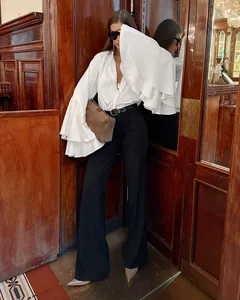 Elegante blusa de satén blanco con espectaculares mangas acampanadas de varias capas.