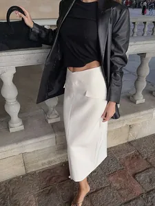 Elegant high-waist white midi skirt with side flap detail in a modern street style look