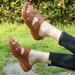 Vue détaillée de sandales compensées marron pour femmes avec découpes et bandes velcro