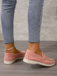 Detailansicht der rosa Wildleder-Slipper für Damen mit einer bequemen flachen weißen Sohle
