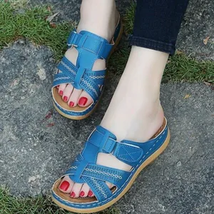 Vue détaillée de sandales compensées bleues avec découpes et bride velcro ajustable