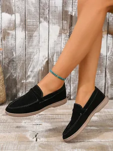 Detailansicht der schwarzen Wildleder-Loafer für Damen mit eleganten weißen Nähten