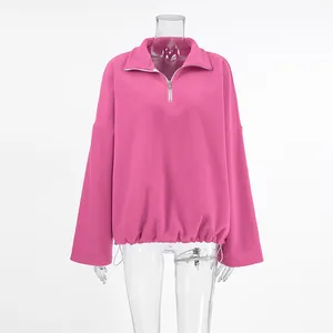 Detailansicht eines rosa Fleecepullovers mit Reißverschluss-Kragen und Kordelzug.