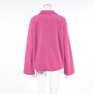 Rückansicht eines rosa Fleece-Sweatshirts mit Reverskragen und Kordelzug am Saum