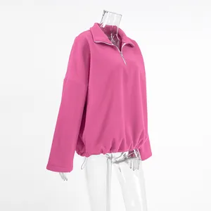 Detailseitenansicht eines pinkfarbenen Fleece-Sweatshirts mit Reißverschluss am Kragen