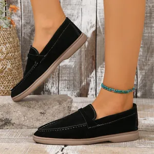 Modische Damen-Slipper aus schwarzem Wildleder mit Kontrastnähten für den Herbst