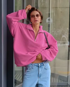 Detail eines rosa Fleece-Sweatshirts mit halbem Reißverschluss und Übergröße