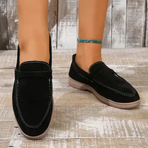 Makroansicht der schwarzen matten Suede-Loafer für Damen mit Retro-Nahtdetails