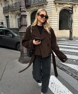 Stijlvolle streetstyle-weergave van een bruine wollen jas met dubbele rij knopen