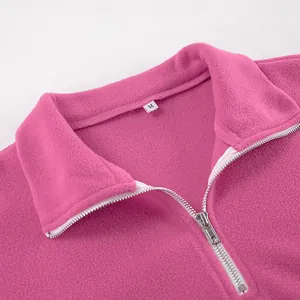 Nahaufnahme eines pinkfarbenen Fleece-Sweatshirts mit Kragen und Reißverschluss