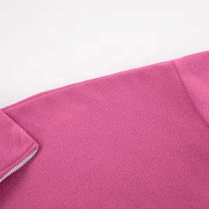 Detailansicht eines weichen rosa Fleece-Sweatshirts mit modischem Reißverschlusskragen