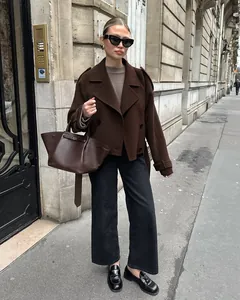 Bruine wollen jas met dubbele rij knopen voor dames in chique Europese streetstyle