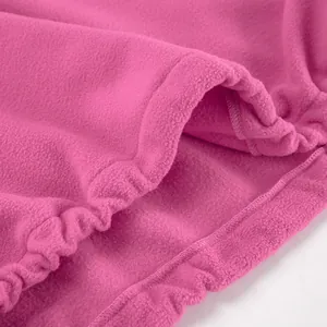 Nahaufnahme des Saums eines rosa Polar-Fleece-Sweatshirts mit elastischen Nähten