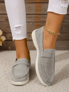 Detailansicht grauer Wildleder-Loafer mit weißen Nähten und Slip-on-Design