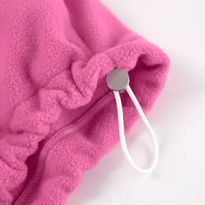 Detailansicht eines rosa Fleece-Sweatshirts mit verstellbarem Kordelzug und Silberknebel.