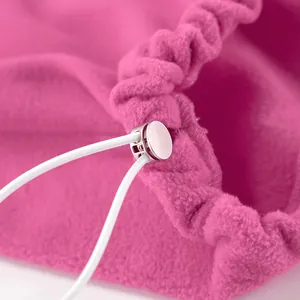 Detailaufnahme eines rosa Fleece-Sweatshirts mit verstellbarem Kordelzug und Knebel