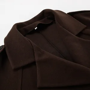 Detailweergave van de bruine revers en de hoogwaardige woltextuur van de winterjas