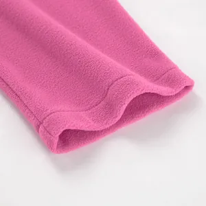 Detailaufnahme der weichen rosa Polarfleece-Stofftextur und der Ärmelbündchennähte