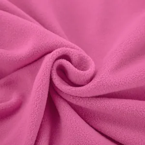 Makro-Texturdetail aus weichem rosa Polar-Fleece-Stoff für Winter-Sweatshirt