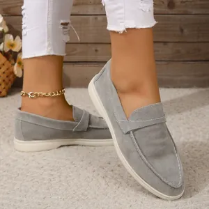 Stilvolle graue Wildleder-Slipper für Damen mit spitzer Zehenpartie und flacher Sohle