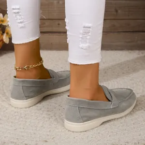 Detailansicht graue Wildleder-Loafer für Damen mit bequemer flacher Sohle im Slip-on-Stil.