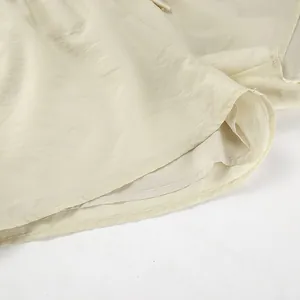 Detaillierte Makroansicht des beige-farbenen Saums mit hochwertigem Futter und Nähten