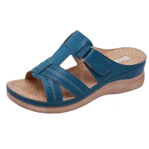 Sandales compensées bleues à bout ouvert pour femmes, design ajouré et bride velcro