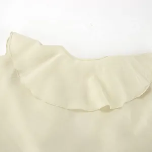 Detailansicht der eleganten beige-farbenen französischen Bluse mit gerüschtem Lotuskragen