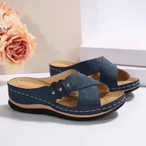 Sandales compensées bleues décontractées avec brides croisées et détails