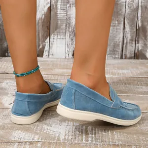 Nahaufnahme blauer Wildleder-Vintage-Loafer für Damen mit bequemen weißen flachen Sohlen