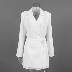 Elegante abito blazer bianco con dettaglio di allacciatura in vita mostrato su manichino