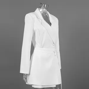 Elegante abito blazer bianco a maniche lunghe con lacci in vita e colletto a rever.