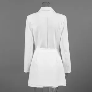 Vista posteriore dettagliata di un elegante abito blazer bianco con vestibilità sciancrata