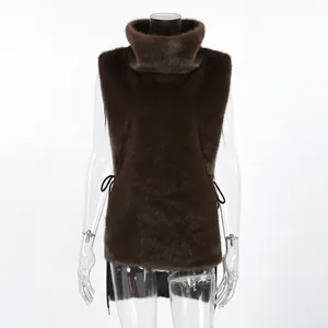 Primo piano che mostra la morbida trama di questo elegante gilet in ecopelliccia marrone scuro.