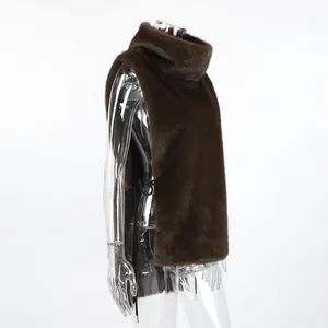 Dettaglio laterale dell'elegante gilet in ecopelliccia marrone con collo alto moda