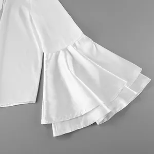 Elegante blusa de satén blanco con mangas acampanadas escalonadas estilo francés