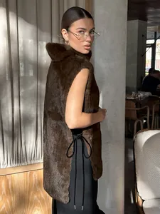 Elegante gilet in pelliccia sintetica marrone con collo alto e dettagli stringati laterali