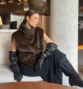 Elegante gilet in ecopelliccia marrone con collo alto indossato in ambiente raffinato