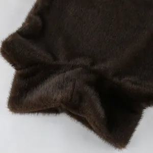 Primo piano dettagliato di un gilet in ecopelliccia marrone scuro con morbida texture