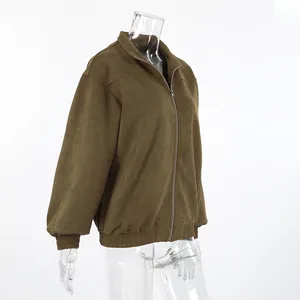 Detailopname van een vintage bruin suède bomberjack met rits aan de voorkant op mannequin