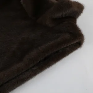 Dettaglio ravvicinato della morbida texture in finta pelliccia marrone di un gilet invernale