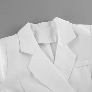 Primo piano dettagliato di un elegante abito blazer bianco con colletto a rever