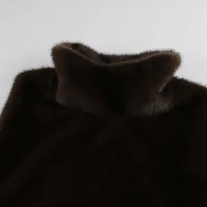 Dettaglio del gilet in ecopelliccia marrone con morbido collo alto per l'inverno