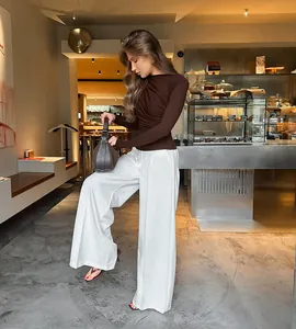 Elegante bruine nauwsluitende top met lange mouwen en ruches voor dames in café